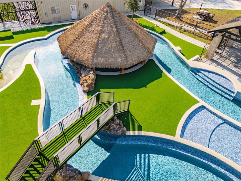 Synthetic Turf Yard in Jacksonville wiht a bridge and lazy river