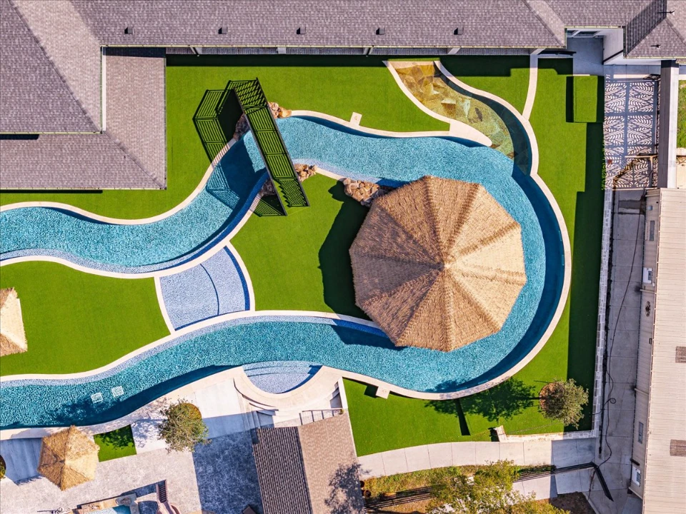 An installation of artificial turf and artificial grass in an backyard in Clermont