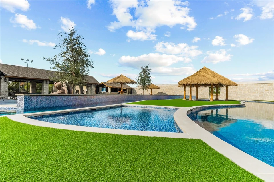 Synthetic Turf Lawn in Tampa with a lazy river and a hot tub