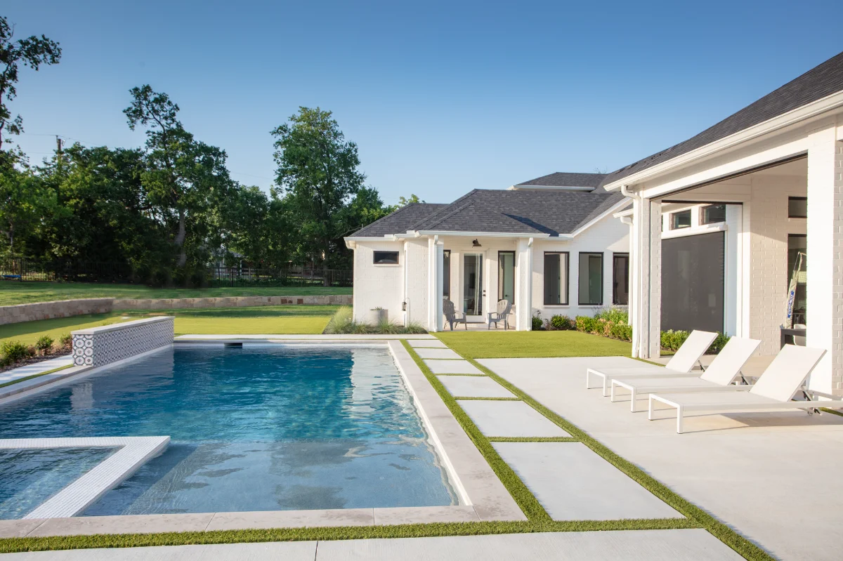 An installation of artificial turf and artificial grass in an backyard in Closeburn-Glenkirk